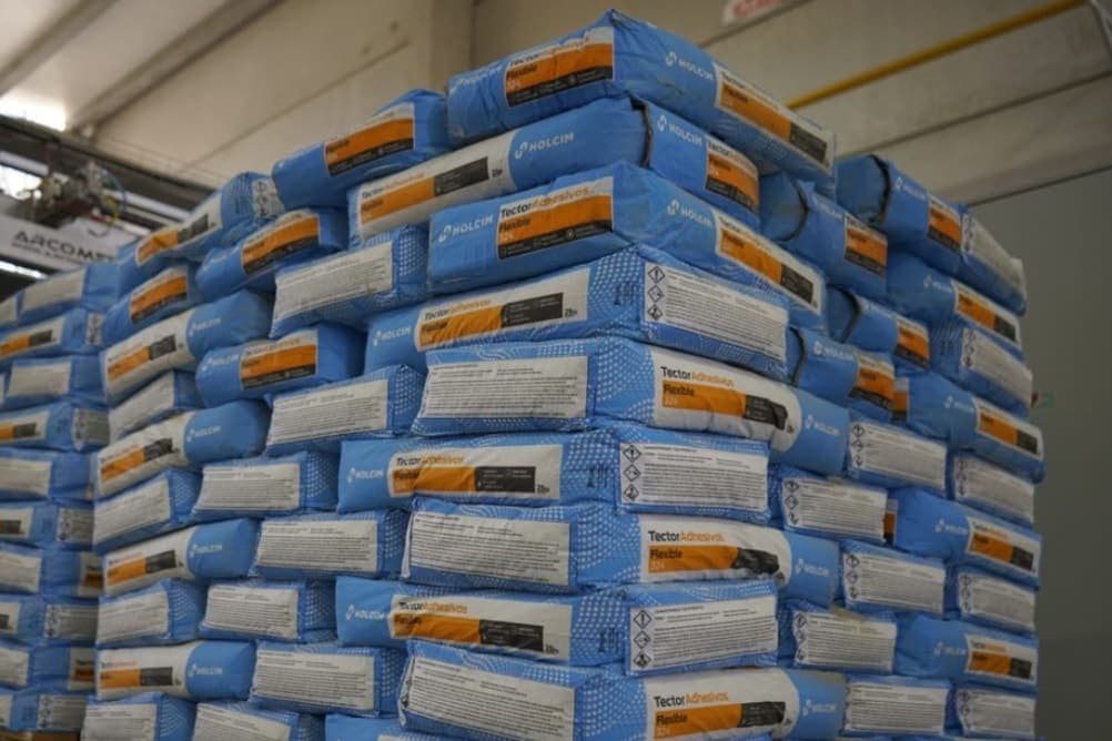 Material acopiado sobre pallets, apilado bajo techo en el corralón