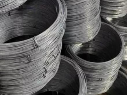 Rollos de alambre apilados en el depósito